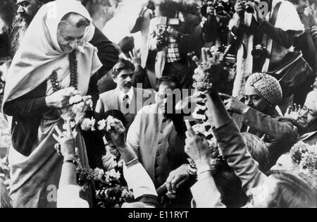 Le premier ministre Indira Gandhi est accueilli par les civils Banque D'Images