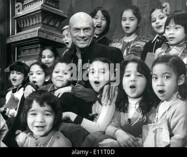 Le 29 janvier 1980 - 29 janvier 1980 Nouveau record pour les enfants le roi et moi au London Palladium. L'étoile du roi et j'Yul Brynner a rencontré aujourd'hui certains des nouveaux enfants qui vont se joindre à la comédie musicale record sur la scène du palladium. Photo montre : Yul Brynner représenté sur la scène avec les enfants d'aujourd'hui. Banque D'Images