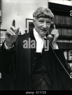 10 févr. 02, 1980 - Les éditeurs de Lord Denning Nouveau Livre : le nouveau livre de Lord Danning, ''l'application régulière de la loi'' publié aujourd'hui, rejette l'idée que les juges ne devraient pas s'impliquer dans la réforme du droit, il pense que les juges ont une meilleure compréhension de la pratique de la loi que des organismes tels que le Parlement. Le livre sera lancé lors d'une réception ce matin. Photo montre Seigneur Danning dans ses robes illustré récemment dans son cabinet à la Royal Courts of Justice. Banque D'Images