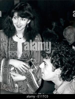 Mar. 03, 1980 - Kate Bush et Ian Dury win Capital:Radio Top Music Awards : au Capital Radio Music Awards à Grosvenor House, la nuit dernière. Le prix de la meilleure artiste féminine britannique est allé à Kate Bush, avec Ian Dury prendre le meilleur artiste masculin award. Photo montre Kare Bush et Ian Dury après la cérémonie de remise de prix à Grosvenor House. Banque D'Images