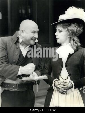 12 mars 1980 - Dorothy Tutin et Donald Pleasence dans 'Réflexions' au Haymarket Theatre : réflexions s'ouvre à l'Haymarket Theatre demain. Le kaka bouda est basé sur un véritable événement au château, Louvaciennes accueil du Countesse Dubarry au printemps et à l'été 1973. Donald Pleasence joue George Greive, et Dorothy Tutin joue Jeanne Gomard de Vaubernier. Photo montre Dorothy Tutin et Donald Pleasence au cours de rehears sur la scène de l'Haymarket Theatre aujourd'hui. Banque D'Images