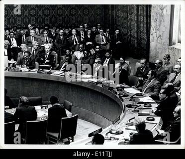 Le 27 novembre 1979 - Conseil de sécurité des Nations Unies, New York : Le Conseil de sécurité de l'ONU a lancé un appel pour la libération et la protection des personnes détenues aux États-Unis en Iran. Photo montre Sec. Le général Kurt Waldheim s'adressant au Conseil. Banque D'Images