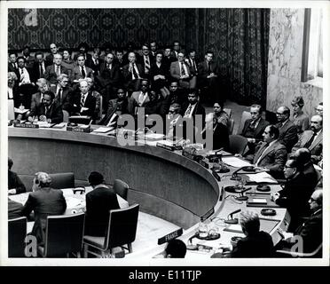 Le 27 novembre 1979 - Conseil de sécurité des Nations Unies, New York, novembre27 1979 - Le Conseil de sécurité de l'ONU a lancé un appel pour la libération de la protection de l'adn personnel détenu en Iran nous OPS Sec Gén Kury Waldheim s'adressant au Conseil Banque D'Images