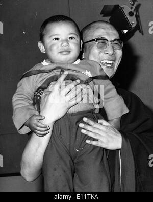 Chef religieux spirituel tibétain 14e Dalaï-lama tenant un enfant Banque D'Images