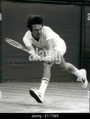 Juillet 07, 1980 - McEnroe bat conners pour atteindre la finale : Dans la demi-finale sur le centre court de Wimbledon aujourd'hui, John McEnroe a battu ses compatriotes American Jimmy Conners dans quatre séries d'atteindre la finale dans laquelle il joue Bjorn Borg. Photo montre Jimmy conners vu en action lors de son match contre McEnroe. Banque D'Images