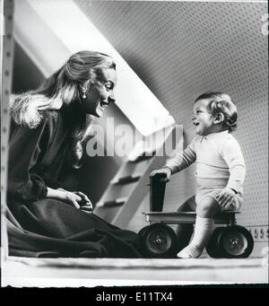 Avril 04, 1980 - Lord Frederick Windsor âgés d'un an : la princesse Michael de Kent avec son fils, Lord Frederick Windsor, à Kensington Palace. Le fils du Prince Michael de Kent, Lord Frederick est seizième dans la ligne de succession au trône. La princesse Michael était la Baronne Marie-Christine von Reibnitz avant son mariage à S.A.R. le Prince Michael, le 30 juin 1978. Lord Frederick est né le 6 avril 1979. Banque D'Images