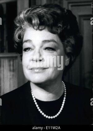 01 août 1980 - célèbre actrice, Simone Signoret est à l'hôpital. Voici une photo d'elle dans le film ''Le Chat'' dans lequel Jean Gabin était son co-star. Banque D'Images