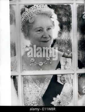 08 août 1980 - Pour la première publication dans le journal le matin du lundi, 4 août 1980 ; H.M. La Reine Mère, 80 ; Sa Majesté la reine Elizabeth la reine mère fête ses 80 ans le 4 août, il est de porter la ceinture et étoile de l'ordre de la Jarretière, avec les commandes de la famille, un diadème de diamants et boucles d, et un neckclace. Banque D'Images