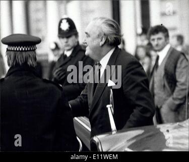 06 mai 1980 - Brigade SAS storm Ambassade d'Iran : les otages français aide les six-jours de siège de l'ambassade d'Iran dans le quartier londonien de Knightsbridge est terminée la nuit dernière dans une police conjointe-Special Air Services Regt Opération dans laquelle les 19 autres otages ont été mis en évidence en vie de l'immeuble en flammes et bombardé avec trois des cinq terroristes abattus l'un blessé et l'autre prises par SAS. Photo montre Accueil Secrétaire M. Whitelaw regardant des derniers moments avec les agents de police en tant que membres de la SAS et de la police de l'ambassade de tempête. Banque D'Images