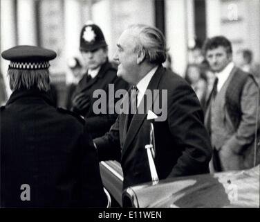 06 mai 1980 - Brigade SAS STORM AMBASSADE DE L'IRAN ET DE TOUS LES otages. Les six jours de siège de l'ambassade d'Iran à Londres, l'Knightabridge terminé hier soir dans une police conjointe. Special Air Service reste opération dans laquelle les 19 autres otages ont été mis en évidence en vie de la bombarde dynamitée et immeuble en feu. Trois des cinq terroristes ont été abattus, l'un a été blessé et l'autre a été prise par le SAS. PHOTO MONTRE : Accueil Secrétaire M. Whitelaw regarder les derniers moments avec les agents de police en tant que membres de la SAS et de la police de l'ambassade de tempête. Banque D'Images