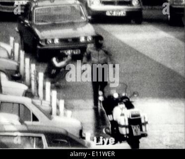 06 mai 1980 - Brigade SAS storm Ambassade de l'Iran et les otages français : Les 6-jours de siège de l'ambassade d'Iran dans le quartier londonien de Knightsbridge est terminée la nuit dernière dans une police conjointe-Special Air Services Regt Opération dans laquelle les 19 autres otages ont été mis en évidence en vie de la bombarde et brning buildingwith trois des cinq terroristes abattus, l'un blessé et l'autre prises par SAS. Parmi les otages libérés ont été les trois Britanniques - Trevor PC Lock. Simon Harris, un son de la BBC, preneurs de son et M. Ronald Morris, commis à l'Ambassade Banque D'Images