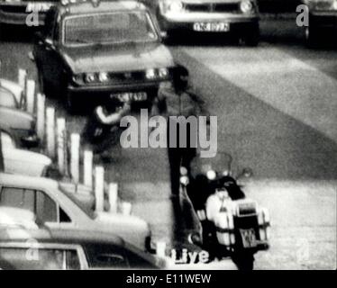 06 mai 1980 - SAS Squad Storm Ambassade iranienne et otages libres : Le siège de six jours de l'ambassade iranienne au pont des Chevaliers de Londres s'est terminé hier soir dans une opération spéciale conjointe de police et de registre des services aériens au cours de laquelle les 19 otages restants ont été mis en vie du bâtiment bombardé et boursoudé avec les cinq terroristes tués, L'un blessé et l'autre pris par SAS. Parmi les otages libérés, les trois Britanniques - PC Trevor look. Simon Harris, un ingénieur de BBC Sound, et M. Ronald Morris, un clrk à l'ambassade. Sir David McNee Banque D'Images