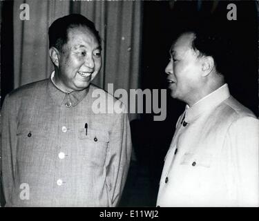 Septembre 09, 1980 - Nouveau premier ministre chinois : Président Hua Kua Feng a récemment annoncé sa démission en tant que premier ministre de la Chine et nommé vice-premier ministre Zhao Ziyang comme son successeur. Photo montre maintenant Miniater Premier chinois Zhao Ziyang (R) avec son prédécesseur . Hua Kua Feng. Banque D'Images