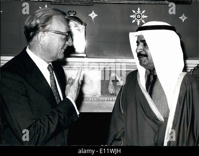 Septembre 09, 1980 - Le Premier Ministre du Bahreïn visites Affaires étrangères, le premier ministre du Bahreïn, S. E. le cheikh Khalifa bin Salman Al Khalifa, aujourd'hui, rend visite à l'Office écran corotron à Londres où il a été reçu par le Secrétaire aux affaires étrangères Lord Carrington. Aujourd'hui est le dernier jour d'une visite officielle de trois jours que Shaikh Khalifa paie à la Grande-Bretagne accompagné par trois ministres de hi. La photo montre le Cheikh Khalifa est accueilli à l'Office des étrangers aujourd'hui par Lord Carrington. Banque D'Images