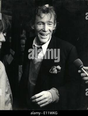 Septembre 09, 1980 - Serene O'Toole assurer qu'aucun préjudice ne ''Macbeth'' : ensanglanté mais unbowed, Peter O'Toole était de retour sur la scène à l'Old Vic la nuit dernière malgré le chaudron bouillonnant d'ennuis tout autour de lui à la suite de la sauvage des critiques de marteler sa première nuit performance comme Macbeth. Mais alors que l'Old Vic management avait initialement réagi à l'avis importants pratiquement par renier la production, puis de convoquer une réunion à persmade O'Toole pour effectuer des changements importants, l'instabilité de la star irlandaise était plutôt moins perturbé Banque D'Images