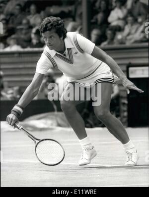 Juin 06, 1980 - Betty cuisinière bat Martina Navratilova : Betty cuisinière, la star du tennis néerlandais de 34 ans a sorti le, n°1 mondial de tennis, Martina Navratilova, lors de la troisième série de la BMW à Eastbourne, hier aux championnats de 6-3, 3-6, 7-5. Photo montre Betty cuisinière en action contre Martina Navratilova qui elle a battu à Eastbourne hier. Banque D'Images