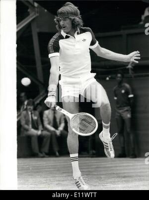 Juin 06, 1980 - John McEnroe VS Kevin Curren. Photo montre Kevin Curren (SA) vu en action contre John McEnroe (US) dans le simple messieurs à Wimbledon aujourd'hui. Banque D'Images