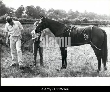 Juin 06, 1980 - Queen's Horse 'Australie' juste à Newmarket : l'Australie, la juste deux ans pouliche cheval présenté à la la reine par le peuple australien comme un cadeau de Jubilé d'argent cadeau, obtenir la sensation de sol anglais hier, après son arrivée à l'écuries de Newmarket. Hastings-Bass William formateur La photo montre l'Australie Juste avec William formateur étant détenu par Hastings-Bass cont stable Tam McKay. Banque D'Images