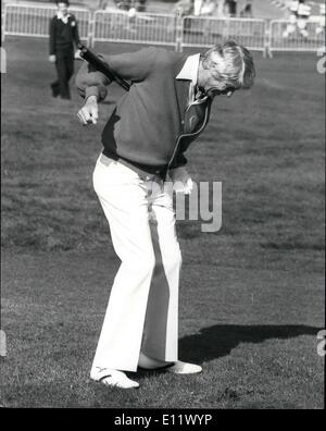 Septembre 25, 1980 - Bob Hope British classic : Epsom Photo montre Jim Davis (Jock Ewing de Dallas fame) de connectivité avec golf club avant pris le départ dans le Britannique Bob Hope Classic tournoi de golf annuel de l'ACFC au pays aujourd'hui d'Epsom. Banque D'Images