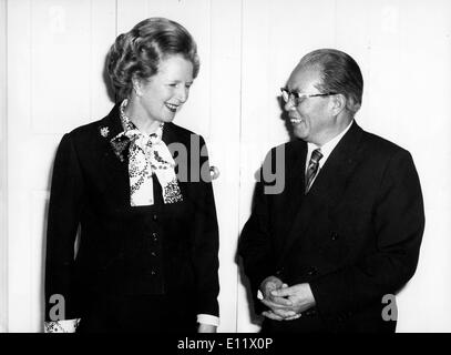 Le premier ministre Margaret Thatcher avec Huang Hua Banque D'Images