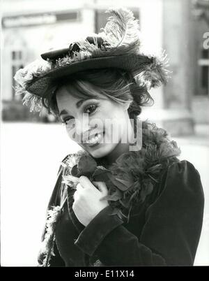 08 octobre 1980 - 8 octobre 1980 Caroline Villiers le nouveau Eliza Doolittle. L'actrice Caroline Villiers, 26 ans, obtient son premier rôle de vedette de West End de Londres en tant que nouvelle Eliza Doolittle, dans le My Fair Lady Show aujourd'hui à l'Adelphi Theatre. Elle rejoint le casting de Tony Britton Ã¢â'¬ËoeProfessor' Higgins, Peter Bayliss Ã¢â'¬ËoeAlfred Doolittle' et Dame Anna Neagle comme Mme Higgins on March 27th. Photo montre : l'actrice Caroline Villiers, habillé pour sa part que le nouveau Eliza Doolittle. Banque D'Images