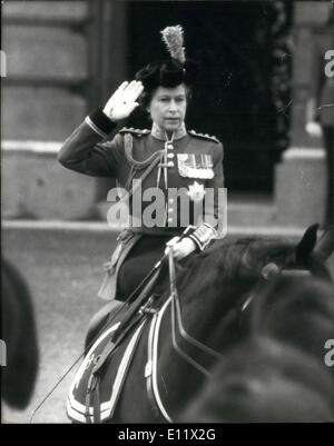 Juin 06, 1980 - La parade la cérémonie de couleur : la parade la couleur cérémonie a eu lieu aujourd'hui pour marquer l'anniversaire officiel de Sa Majesté la Reine, sur Horse Guards Parade. La couleur était que dépêche du 1er bataillon Irish Guards. Photo montre de Sa Majesté La Reine reçoit le salut au cours des mois de mars de ses gardiens du palais de Buckingham. Banque D'Images