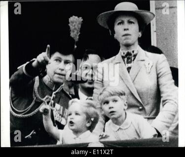 Juin 06, 1980 - Ils sont allés de cette façon : La Reine Elizabeth II, points des avions prenant part à un défilé, à son petit-fils, maître Pierre Philippe, premier plan à gauche, et le comte d'Ulster, fils du duc de Gloucester, debout en face de la princesse Anne, depuis le balcon du palais de Buckingham, à la suite de l'assemblée la parade la cérémonie des couleurs, marquant l'anniversaire officiel de la Reine. Banque D'Images