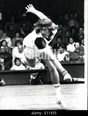 Juillet 01, 1980 - John McEnroe bat Kevin Curren ; Photo montre Keven Curren (SA) vu en action contre John McEnroe (US) à Wimbledon aujourd'McEnree a gagné en trois sets. Banque D'Images