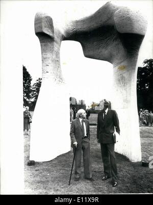 10 octobre 1980 - Henry Moore's ''Arch'' vient le Kensington Gardens : Henry Moore's ''Arch'' carved surtout pour les jardins de Kensington, a été officiellement reçue du sculpteur par Michael Heseltine, Secrétaire d'État à l'environnement aujourd'hui. Photo montre Henry Moore et Michael Heeltine se tenir sous ''Arch'' dans les jardins de Kensington aujourd'hui. Banque D'Images