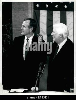02 février 1981 - Le Président O'Neill et Bush Washington, D.C. : Vice-président George Bush (à gauche) et de la Chambre le président Thomas (Tip) O'Neill (droit) peu avant le président Ronald Reagan a parlé durant une session du Congrès des États-Unis et comment il va réduire les dépenses fédérales. Banque D'Images