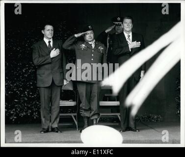 02 février 1981 - Hero salue avec le président ; illustré saluant après la médaille d'honneur du congrès cérémonie au pentagone sont aujourd'hui ; de gauche à droite le secrétaire à la Défense Caspar Weinberg. medal Sgt. Roy P. Benavidez de E1 compo, Texas et le président Ronald w. Reagan. Banque D'Images