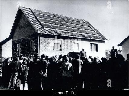 11 novembre 1980 - La première ''Solar'' Maison de village en Yougoslavie : le premier secteur à part ''Solar'' house en Yougoslavie a été construit dans le village de KAc près de Novi Sad (Province autonome de Vojvodine socialiste) et appartient à la femme-farment Zagorka Begovic. Lieux des cellules solaires sur le toit de la chambre d'alimentation avec de l'eau chaude même par temps couvert et assurer le chauffage dans toutes les chambres, des experts de la faculté technique de Novi Sad ont été consultés au cours de la construction de la maison. Photo montre les villageois de Kac au cours de la solennelle ouverturede la nouvelle maison. Banque D'Images