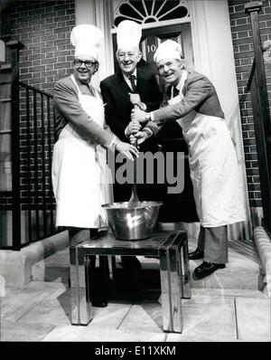 11 novembre 1980 - ERIC ET ERNIE'S CHRISTMAS SHOW Sir Alec Guinness est Eric et Ernie's principal invité sur cette année, le spectacle de Noël en train d'être tourné à Thames Television, Teddington Studios. PHOTO MONTRE Eric Morecombe et Ernie Wise vu en dehors d'une maquette de 10 et avec l'aide de Sir Alec Guinness ils sont vus en remuant un pudding de Noël. Banque D'Images