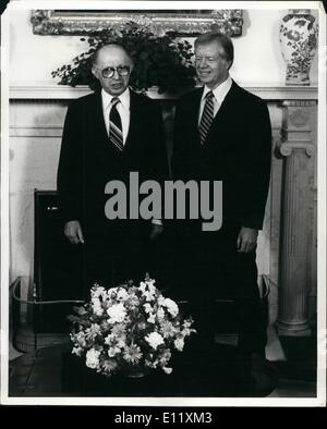 11 novembre 1980 - carter et commencer à se réunir à nouveau : Washington, D.C. Président Jimmy Carter (à droite) et le premier ministre Menachim Begin (gauche) comme theymet dans le bureau ovale de la Maison Blanche en ce qui pourrait être leur dernière rencontre alors que Carter est président. Commencer, sur une visite officielle, plus tard l'éloge de Carter pendant qu'il était au pouvoir et surtout parlé de la réunion de Camp David ou Sommet. Banque D'Images