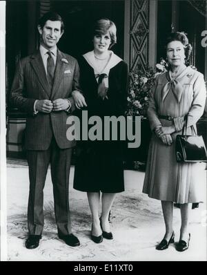 Mar. 03, 1981 - La reine avec Avenir Nouveau Daughter-In-Law : Lady Diana et le Prince Charles bras dessus, bras dessous avec son épouse-à-être, Lady Diana Spencer et la reine après la réunion du Conseil privé, qui a approuvé du mariage entre Charles et de Lady Diana, à Buckingham Palace aujourd'hui. Banque D'Images