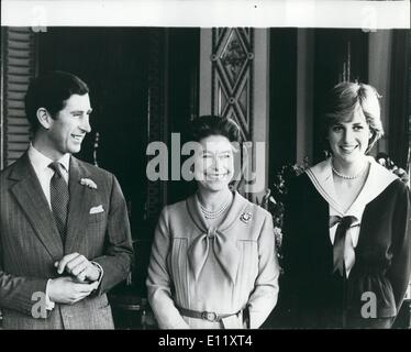 Mar. 03, 1981 - La reine avec le Prince Charles et Lady Diana : la reine avec le Prince Charles et son épouse-à-être, Lady Diana Spencer, après la réunion d'aujourd'hui du Conseil privé au Palais de Buckingham, qui a approuvé du mariage entre Charles et de Lady Diana. Banque D'Images