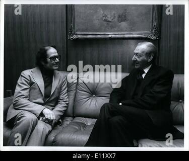 11 novembre 1980 - Le Secrétaire général Rencontre avec Lauréat du Prix Nobel de la paix ; secrétaire général Kurt Waldheim (à droite) dans son bureau au Siège de l'ONU aujourd'hui avec Adolfo Perez Esquivel d'Argentine, lauréat du Prix Nobel de la paix 1980. Banque D'Images