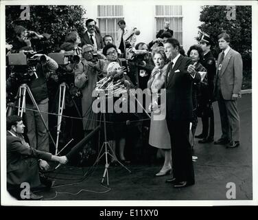 11 novembre 1980 - Président élu et Mme Ronald Reagan sont entourés par les journalistes, photographes et les hommes comme il a répondu à des questions après la visite avec le président Carter pour plus d'une heure et demi d' aujourd'hui.. La pleine coopération des charretiers a été prolongée jusqu'au président élu, M. Reagan durant la visite. Banque D'Images