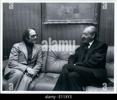 11 novembre 1980 - Le Secrétaire général rencontre le gagnant du Prix Nobel de la paix. secrétaire général Kurt Waldheim (à droite) dans son bureau au Siège de l'ONU aujourd'hui avec Adolfo Perez Esquivel d'Argentine, lauréat du Prix Nobel de la paix 1980. Banque D'Images