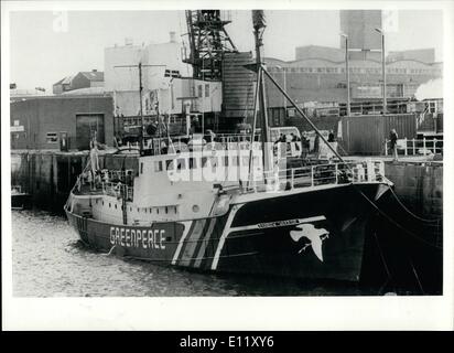 11 novembre 1980 - le guerrier arc-en-ciel du navire anti-baleinier arrive à Jersey après s'être échappé d'un port espagnol : le guerrier arc-en-ciel, 417 tonnes, qui a été ''arrêté'' par la marine espagnole pour avoir interféré dans l'observation de la baleine et est maintenant le navire amiral du mouvement de conservation GreenpACE, arrivé à Melier, Jersey hier après s'être échappé du port espagnol d'El Ferrol sous le nez de la marine espagnole. La photo montre Rainbow Warrior couché aux côtés de Victoria Quat à l'hôtel Helier, Jersey, hier. Banque D'Images