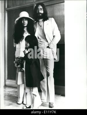 Décembre 12, 1980 - John Lennon abattu : L'ancien Beatles John Lennon a été abattu dans son appartement à New York la nuit dernière. La photo montre John Lennon et sa femme Yoko Ono avec sa fille de son précédent mariage Yoko photographié à l'aéroport de Londres en mai 1969 partant pour son  pour mettre en scène un ''Bed-in- for-Peas'' de sept jours. C'était leur deuxième ''Bed-In'' leur premier a eu lieu un mois auparavant à Amsterdam. Lennon a choisi les Be Hams comme la colonie britannique la plus proche des États-Unis - il avait été refusé un visa américain en raison d'une condamnation pour drogue. Banque D'Images