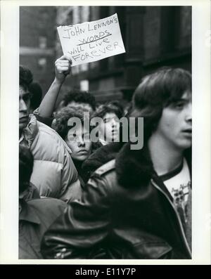 Le 12 décembre 1980 - John Lennon fans hold vigil à l'extérieur de son appartement à New York City : peu de temps après la nouvelle de la fusillade de l'ex-Beatles John Lennon à l'extérieur de l'appartement du Dakota où il a vécu, ses milliers de fans rassemblés chantant des chansons des Beatles et de placer des fleurs sur les portes. Photo montre fans holding manifestation silencieuse devant l'appartement du Dakota après avoir entendu la nouvelle de l'ex-Beatles terrassant. Banque D'Images