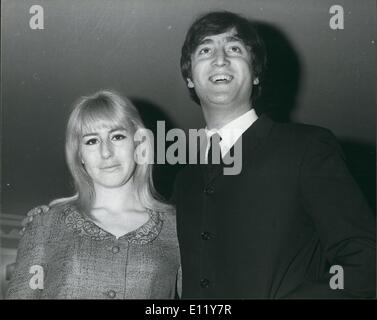 Le 12 décembre 1980 - John Lennon abattu : John Lennon a été tué par balles à son appartement à New York hier soir. Photo montre John Lennon avec sa première femme Cynthia photographié en 1964 à l'auberge de Dorchester, Londres, lors d'un déjeuner à rire son livre ''dans sa propre écriture Banque D'Images