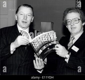 20 mars 1981 - David Smith demande à M. Francis Pym : M. David Smith, président de la Chambre des communes du Comité spécial pour les personnes handicapées, a demandé à M. Francis Pym, chef de la Chambre des communes, pour lui présenter un rapport sur les handicapés handicapés au Canada, au Bureau du Conseil privé à Whitehall aujourd'hui. Photo montre M. Francis Pym, illustré à gauche,sur le rapport remis par M. David Smith. Il sera place dans la bibliothèque de la Chambre des communes. Banque D'Images