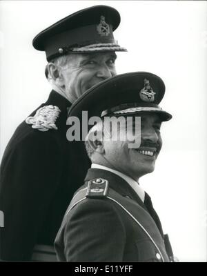 Avril 04, 1981 - Le Roi Hussein de Jordanie prend la parade de Sandhurst Soverign : S. M. le représentant de la reine au 75e Soverign's Parade à l'Académie Royale Militaire de Sandhurst, aujourd'hui a été, le Roi Hussein de Jordanie, et l'un des Cadets de était son fils, Son Altesse Royale le Prince Abdullah. La photo montre le Roi Hussein en regardant le passage de parade à Sandhurst, avec lui est le Commandant Major Général RMh Vickers, MVO,OBe. Banque D'Images