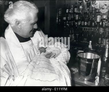Avril 04, 1981 - Bar Le Baptême pour bébé de Blizzard : après 4 pied de neige a empêché une famille d'atteindre l'église, un bébé a été baptisé hier dans le bar d'un hotel à Exeter, Devon. L'ecclésiastique, le Rev Ken Warren, utilisé un seau à champagne comme une police lorsqu'il baptisa Alexis dans le Marler Jane Crawford Hotel. La famille, de Brixham, étaient parmi des centaines de gens coincés dans l'ouest de l'Angleterre comme beaucoup de neige et des vents violents portés l'hiver en avril . Photo montre le Rev Ken Warren baptise Alexis Jane Marler au bar de l'hôtel. Banque D'Images
