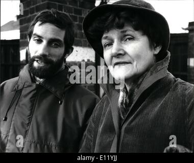 01 janvier 1981 - Sortie homme nicholas reed apparaît dans la cour : deux membres dirigeants de sortie, l'euthanasie volontaire, et qui par le tracé d'aider les gens à commettre suiside, ont comparu à handon magistrates court dans le nord de Londres aujourd'hui. Ils sont Nichole road, le 33-ans, le secrétaire général de la sortie, et 69 ans mark lyone, membre de l'équipe de lire et lyone font face à des accusations d'conapering et encourageons le suicide de quatre personnes, lyones est confronté à une accusation de meurtre vieux Isabella ward, d'Acton w Banque D'Images