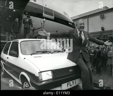 01 janvier 1981 - Sir Freddie Lader prend livraison de son premier Airbus et Minimetro : Sir Freddie Laker, président de la compagnie aérienne, indépendante des Laker Airways, a reçu la livraison du premier d'une flotte de 10 Airbus A300 à Gatwick hier, 10 ans après la première ouverture de négociations pour acheter le seul avion à fuselage large calme ont aidé la Grande-Bretagne à bord de l'airbus 298 places Sir Freddie a été présenté par le fabricants une mini voiture de métro numéro d'enregistrement Fly 1, le nombre une fois administré par lord Brabazon, titulaire de la première licence de pilote britannique Banque D'Images