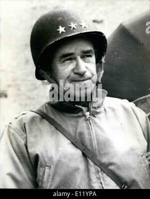 Avril 04, 1981 - Le Général Omar Bradley meurt à 88. L'ARMÉE AMÉRICAINE le général Omar Bradley, qui a commandé plus d'un million de troupes alliées en Europe pendant la seconde guerre mondiale, est mort à New York hier soir lors d'une visite avec sa femme Kitty à l'exclusive 21 club, Bradley était le dernier American cinq étoiles de général, et a été commandant en chef des forces américaines qui l'essence au plomb en Normandie le D-Day. PHOTO : General Omar Bradley en photo pendant le débarquement en Normandie en 1944. Banque D'Images