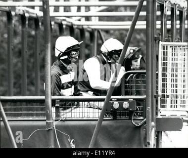 Avril 04, 1981 - PIGGOTT REVIENT EN COURSE APRÈS L'ACCIDENT : une semaine après l'accident dans les stalles de départ lorsque sa monture glissés sous la porte Lester Piggott est retourné à la piste aujourd'hui. sa première course a été le Aimors 2,00 Participations dans le café Ascot réunion. cette fois Lester a commencé en toute sécurité de la cale, mais était non placé dans la course. Photo montre : Lester Piggott (le plus proche) de l'appareil photo sur Lady Be Mine en attente dans la cale pour le début de la 2 heures. Banque D'Images